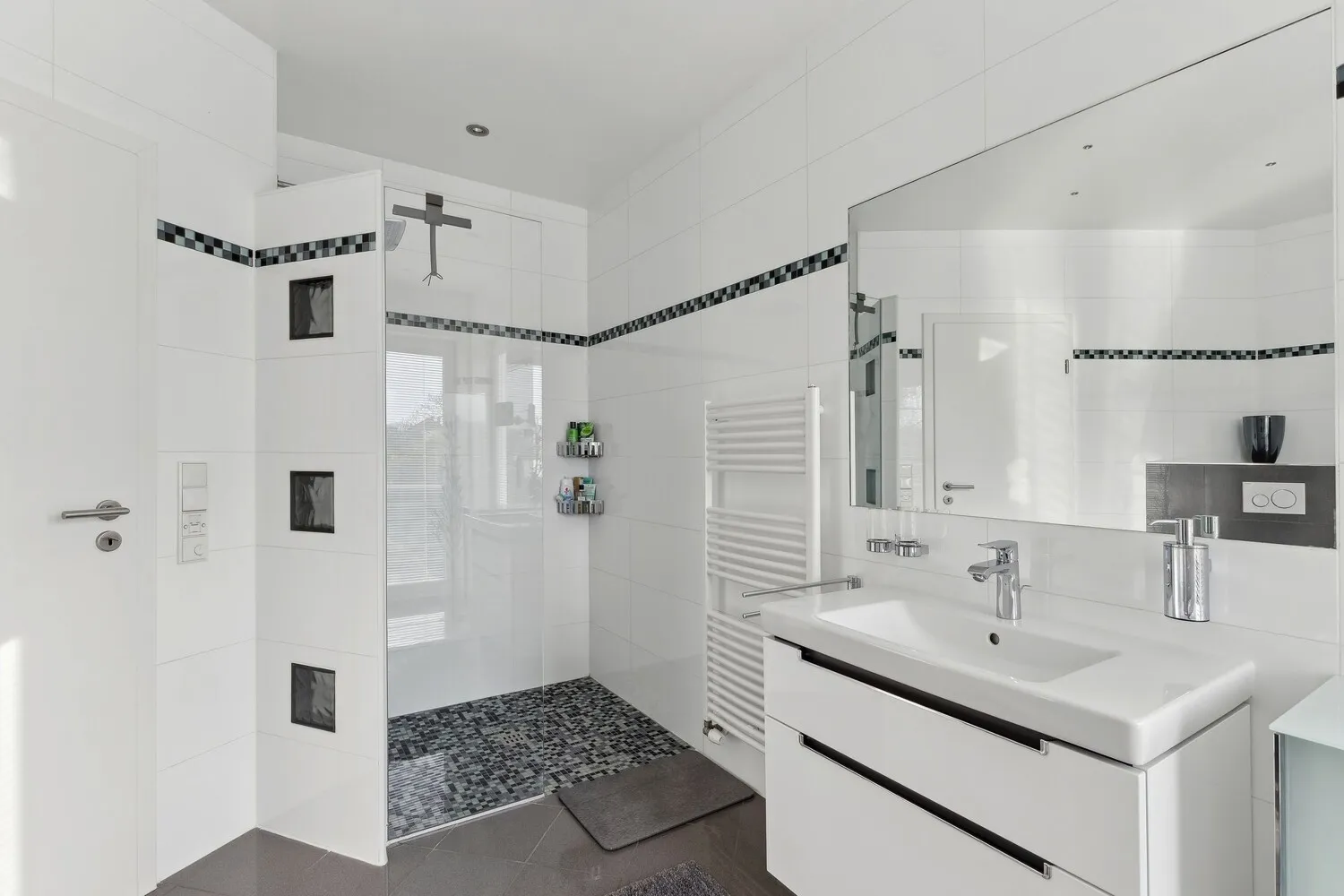 Badezimmer mit Wanne und Dusche