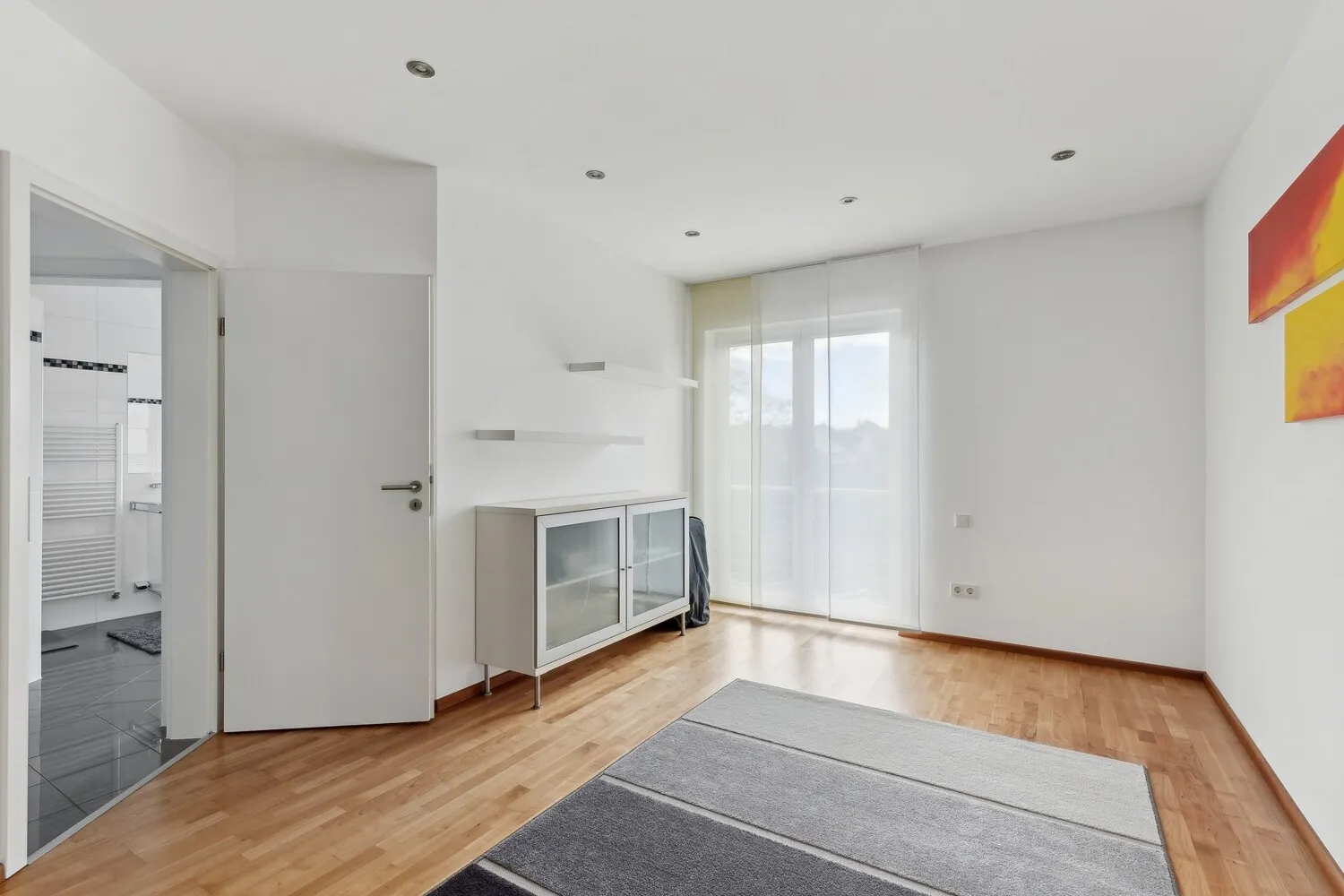 Schlafraum mit Blick in den Garten