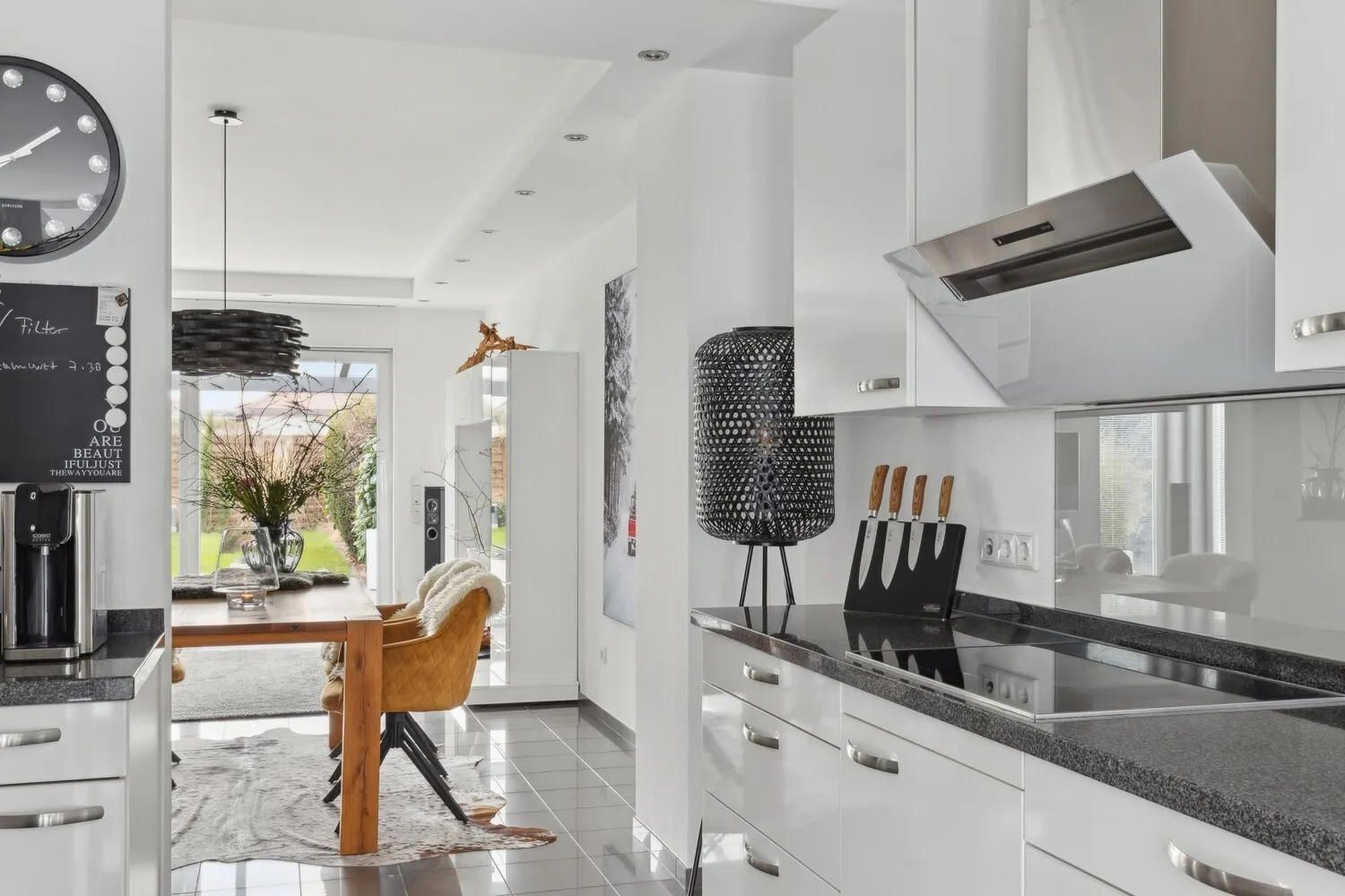 Küchenbereich mit Blick in Essbereich