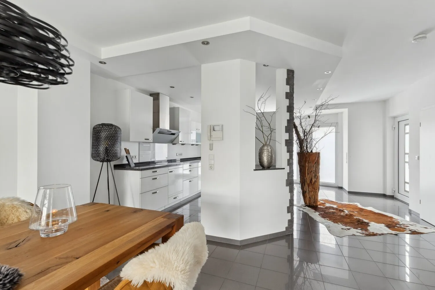 Blick Eingangsbereich und  offener Küchenbereich