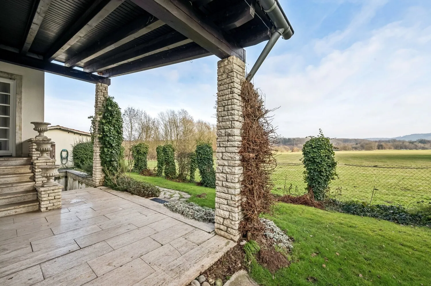 Terrassenbereich vom Schlafraum mit weitem Blick in die Landschaft