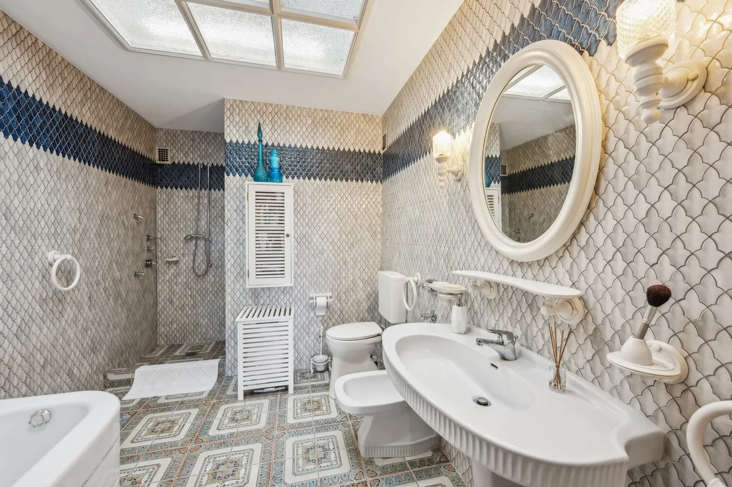 Hochwertiges Tageslichtbad en suite mit Wanne und Dusche