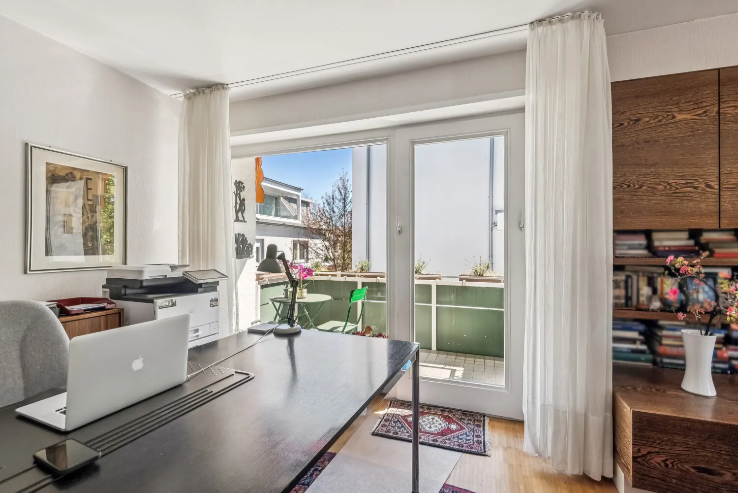 Wohnbereich mit direktem Zugang zum Balkon
