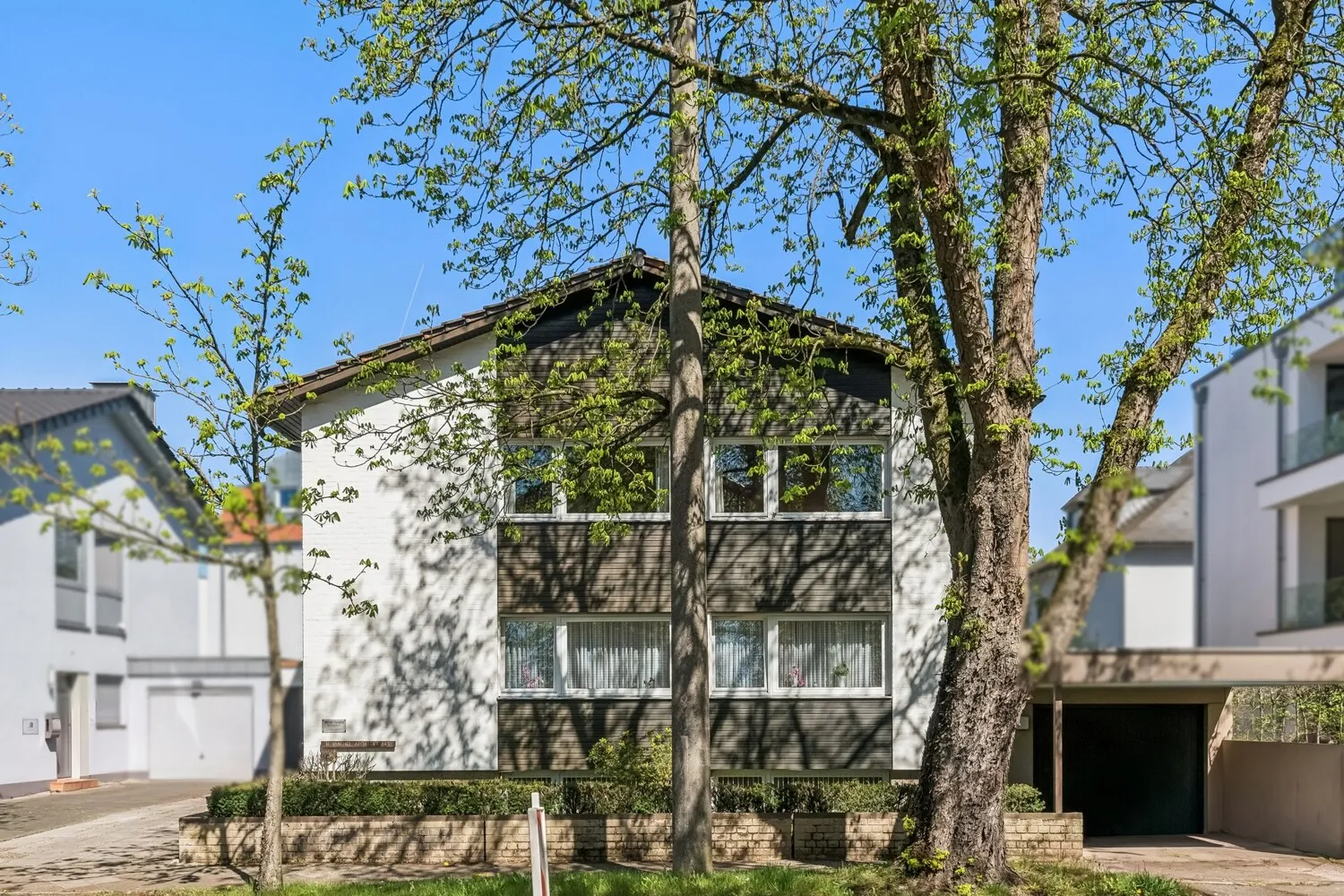 Frontansicht mit Carport und Garage