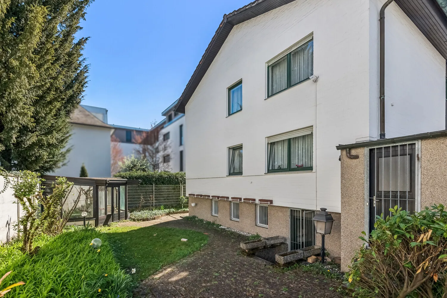 Rückansicht mit Garten und stilvollem Gartenhaus