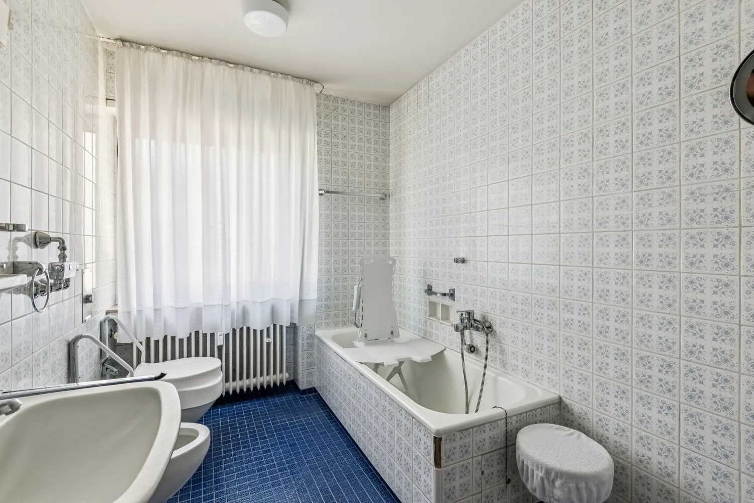 Tageslichtbad mit Badewanne