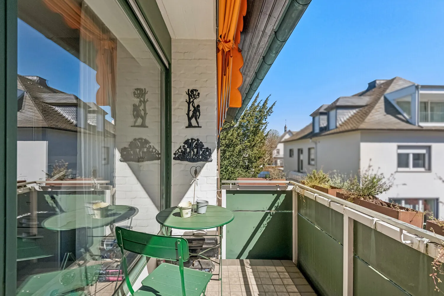 Sonniger Balkon mit Markise