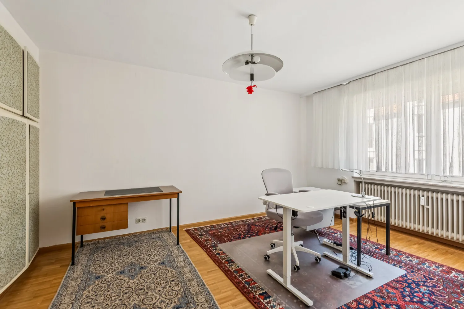 Arbeitszimmer mit integriertem Einbauschrank