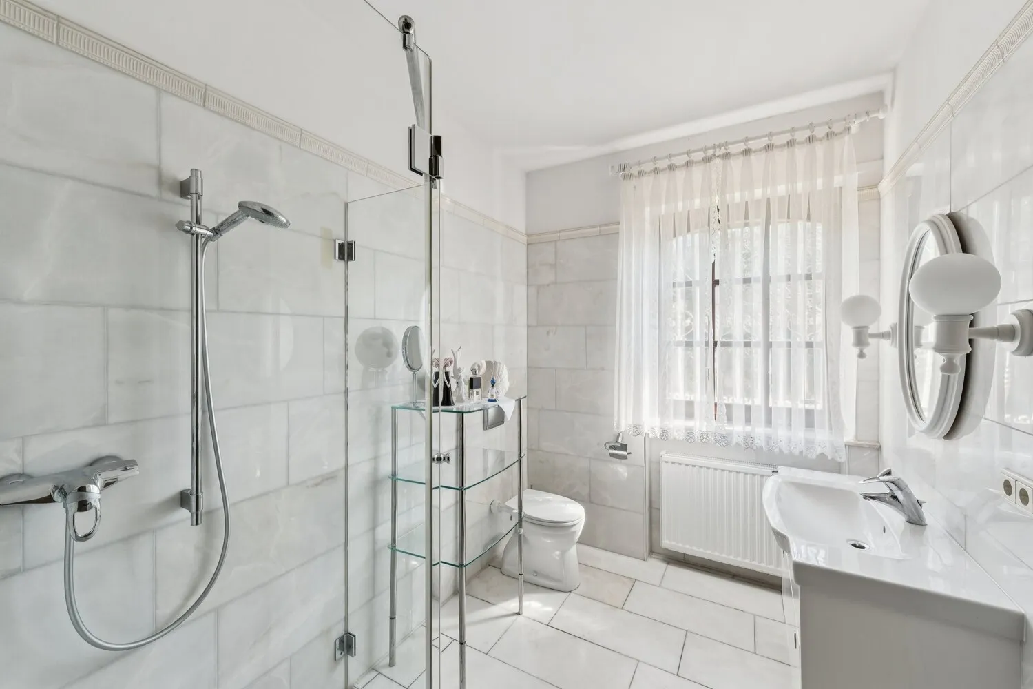Elegantes Badezimmer mit begehbarer Dusche