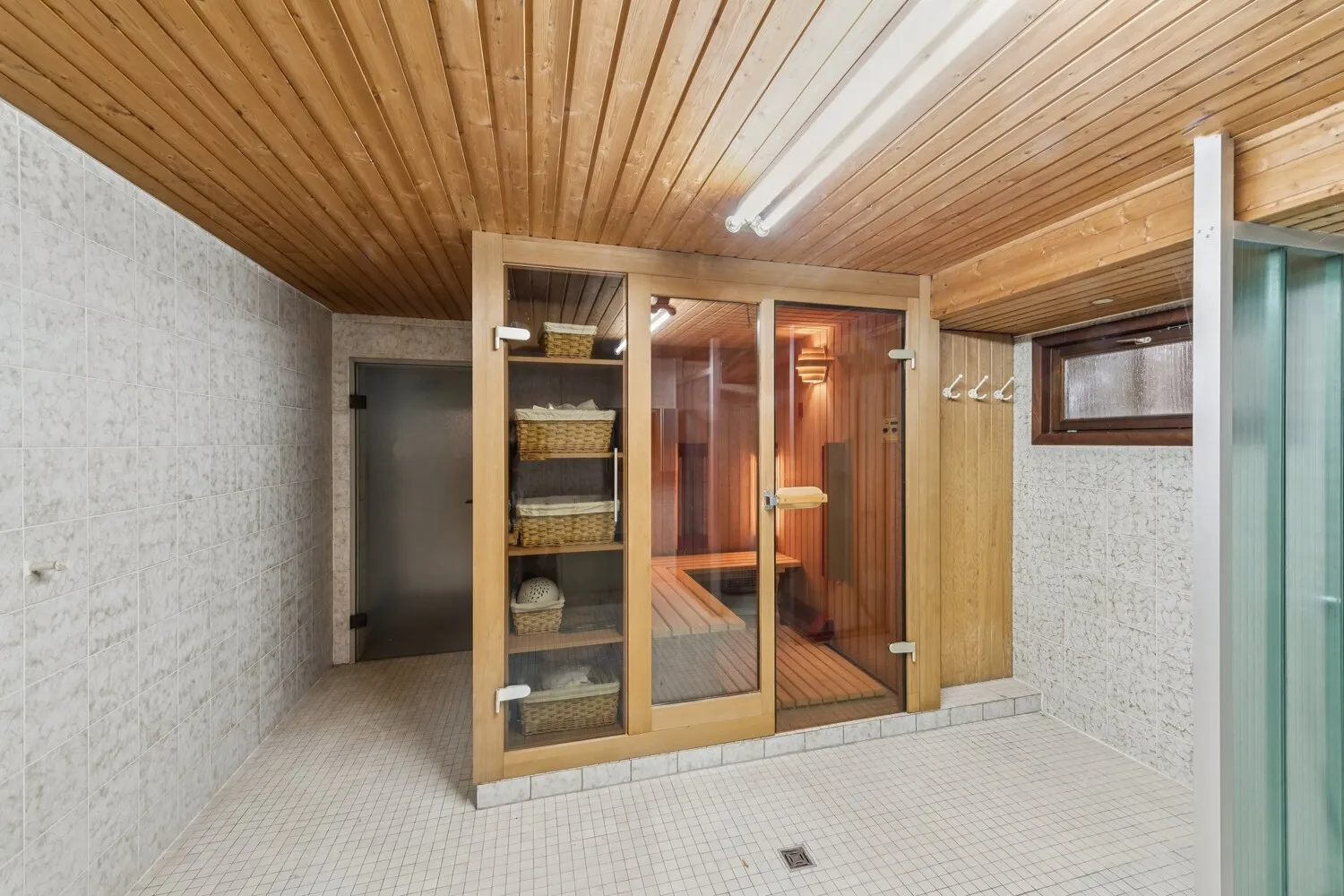 Wellnessbereich mit Sauna, Dusche und Fitnessbereich