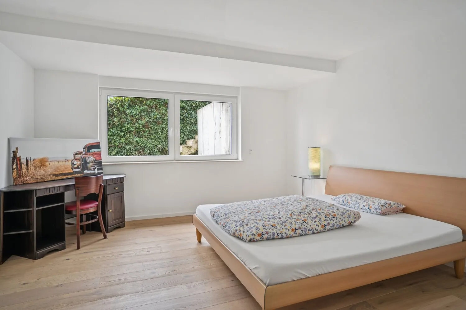 Einladendes Zimmer mit vielfältigen Nutzungsmöglichkeiten und warmem Wohngefühl im UG