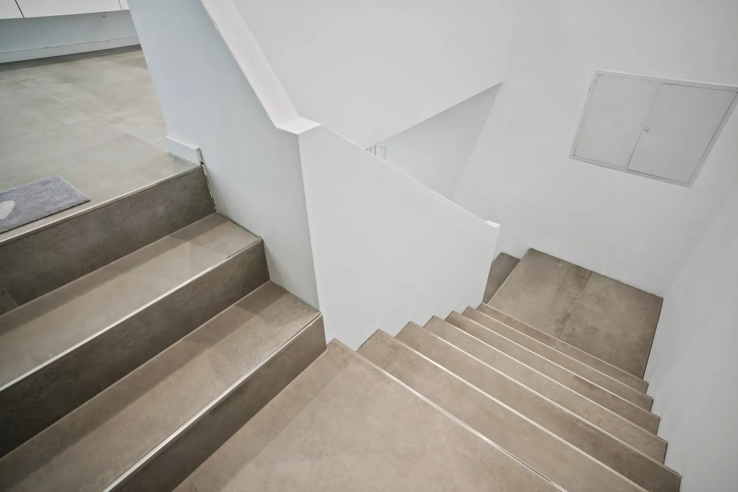 Großzügig gestalteter Treppenbereich mit repräsentativer Wirkung und offener Architektur