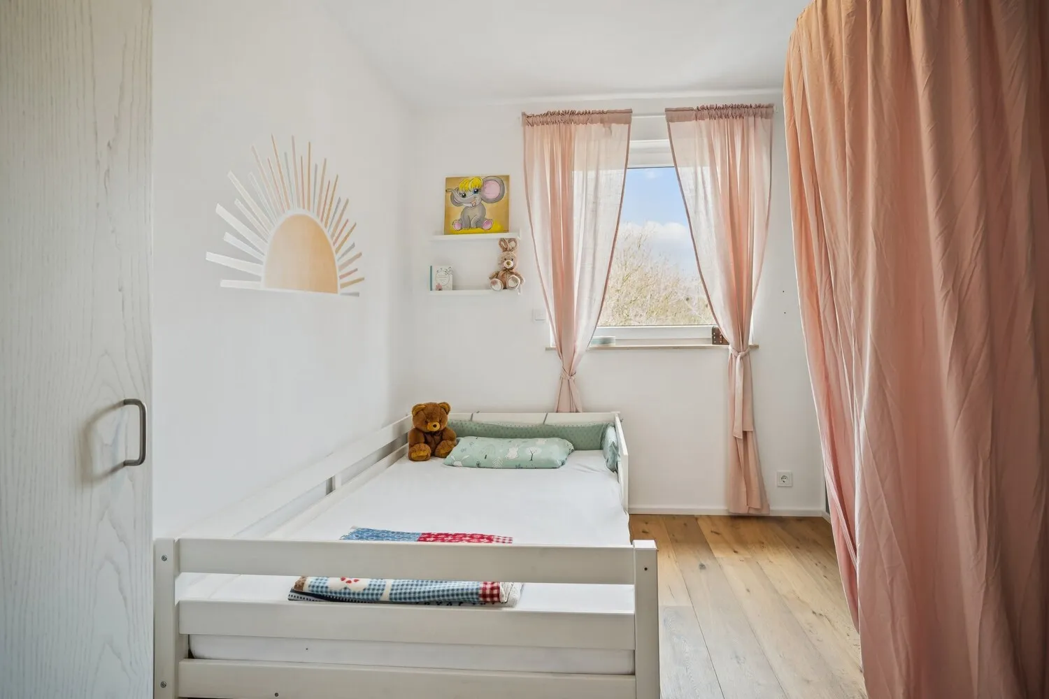 Kinderzimmer mit viel Tageslicht