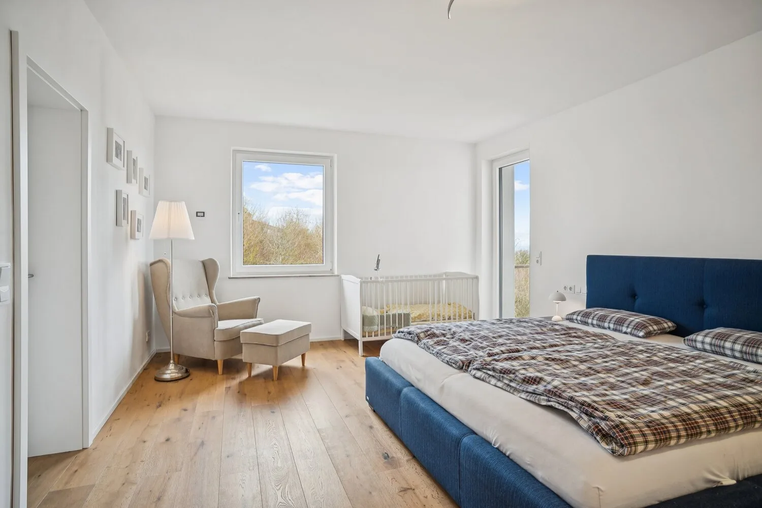Lichtdurchflutetes Schlafzimmer mit Bad en Suite und Balkonzugang