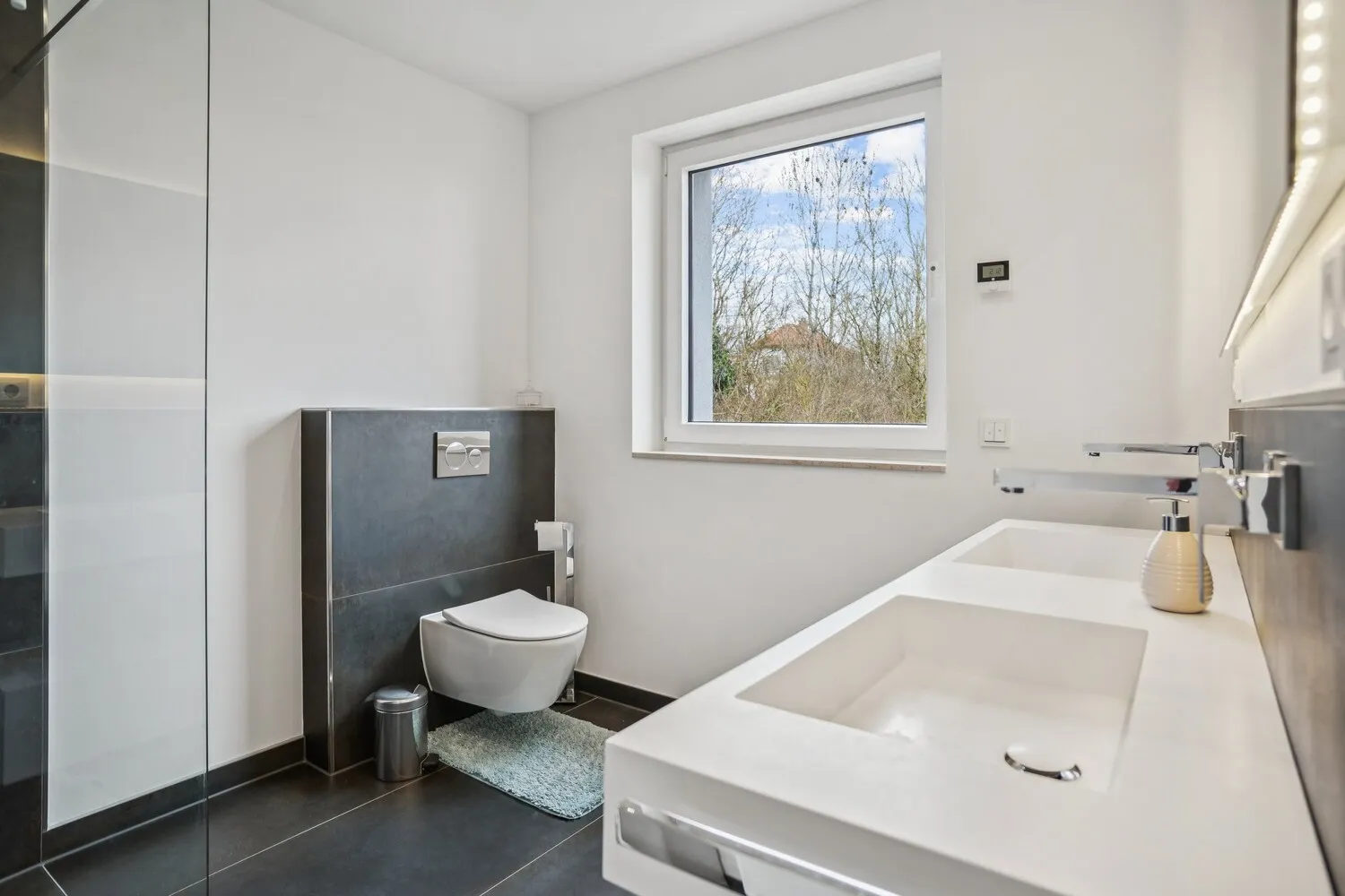 Modernes En-Suite-Badezimmer mit Dusche