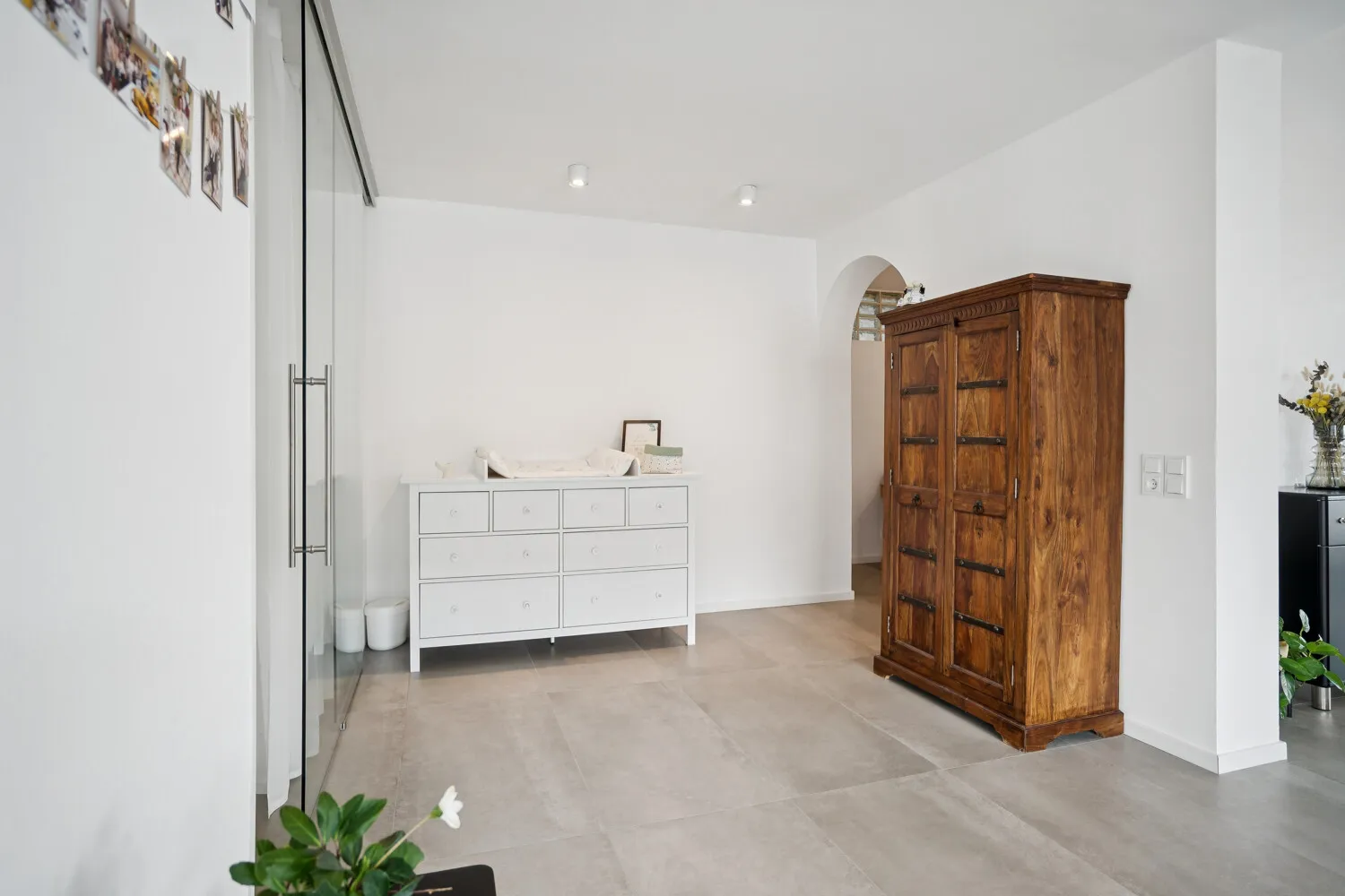 Elegante Glasschiebeelementsysteme eröffnen den Wohnbereich sowie den Zugang zum Schlaftrakt