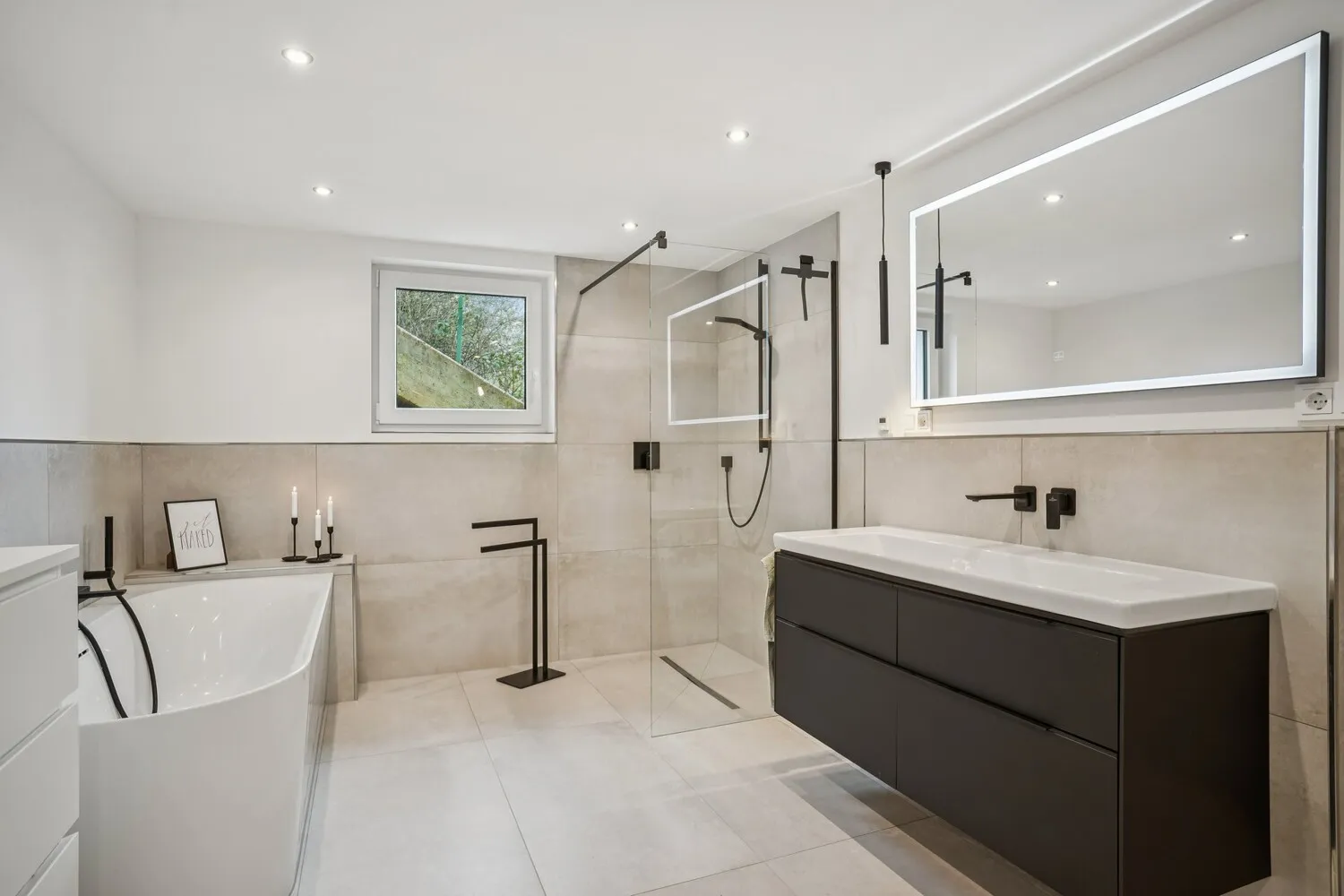 Hochwertig ausgestattetes Badezimmer im UG mit Dusche und Badewanne