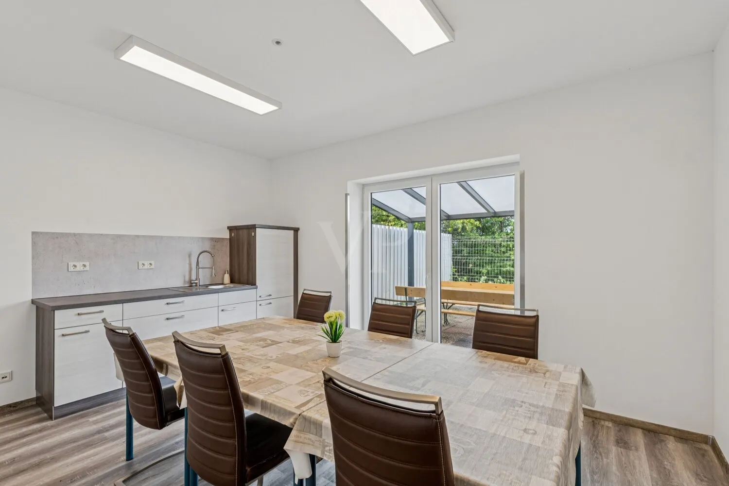 Personalraum mit Küche und überdachter Terrasse