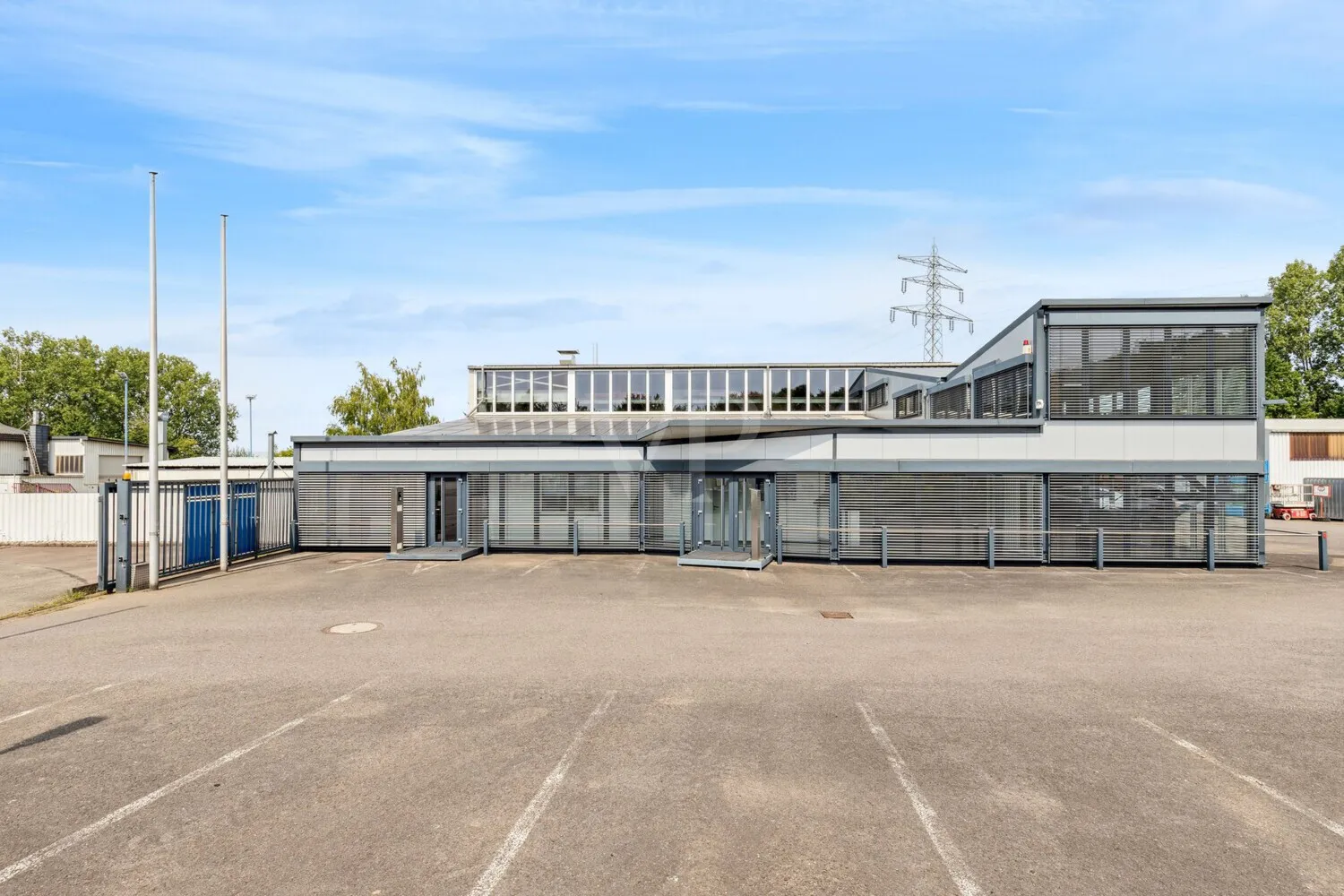 Frontansicht mit Parkflächen