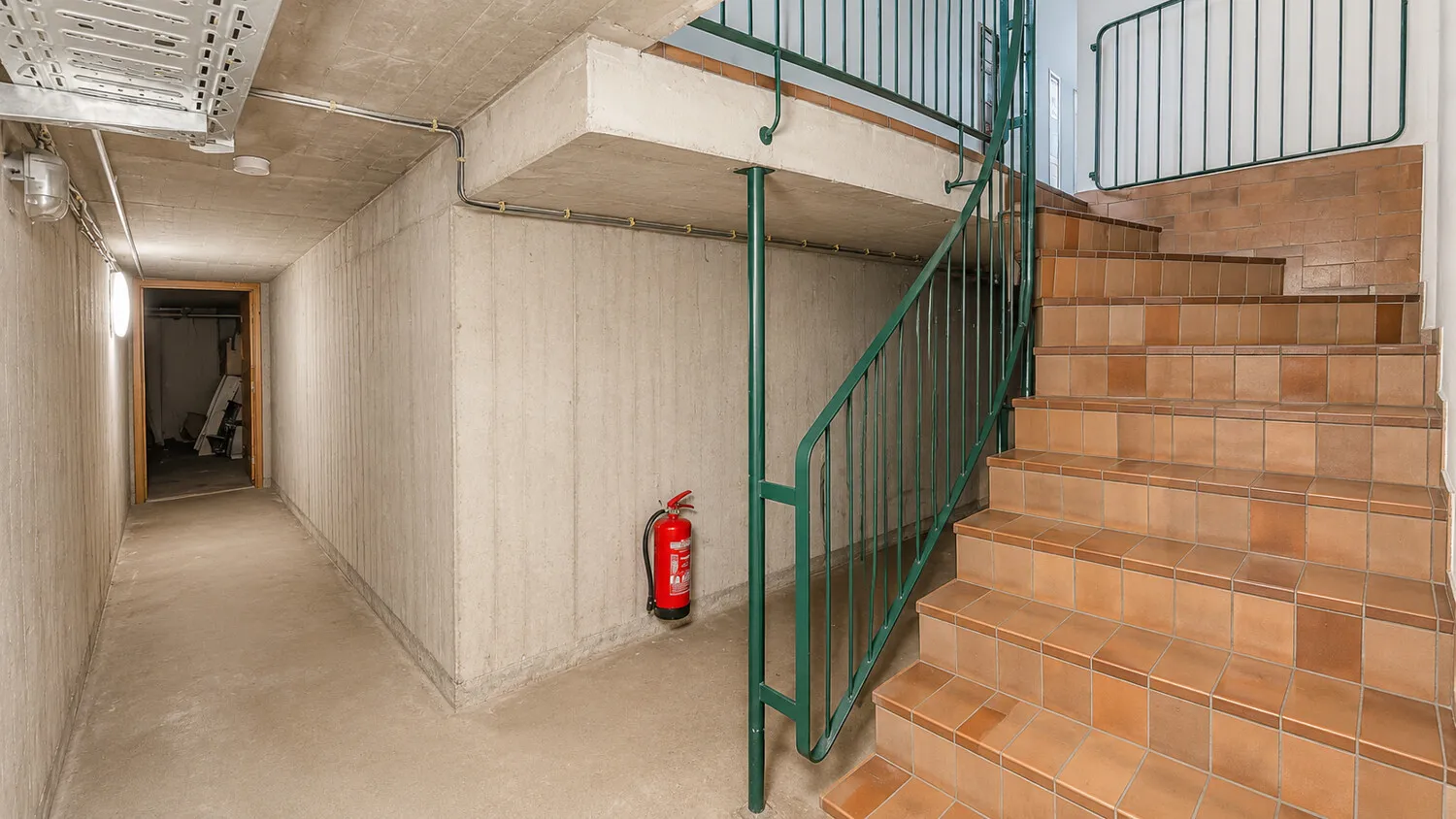 Gepflegter Treppenaufgang im Kellergeschoss