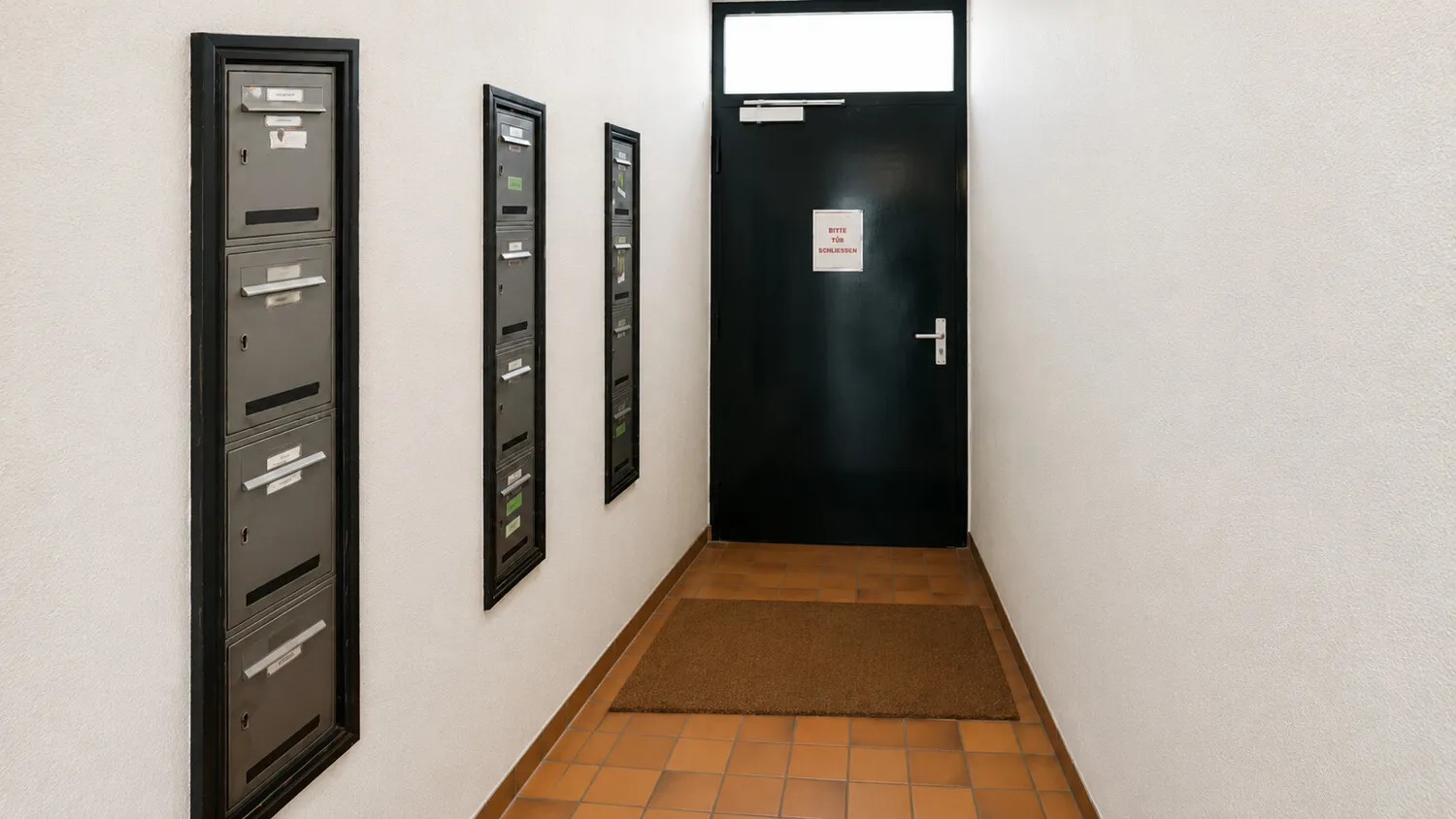 Hauseingang mit Briefkastenanlage