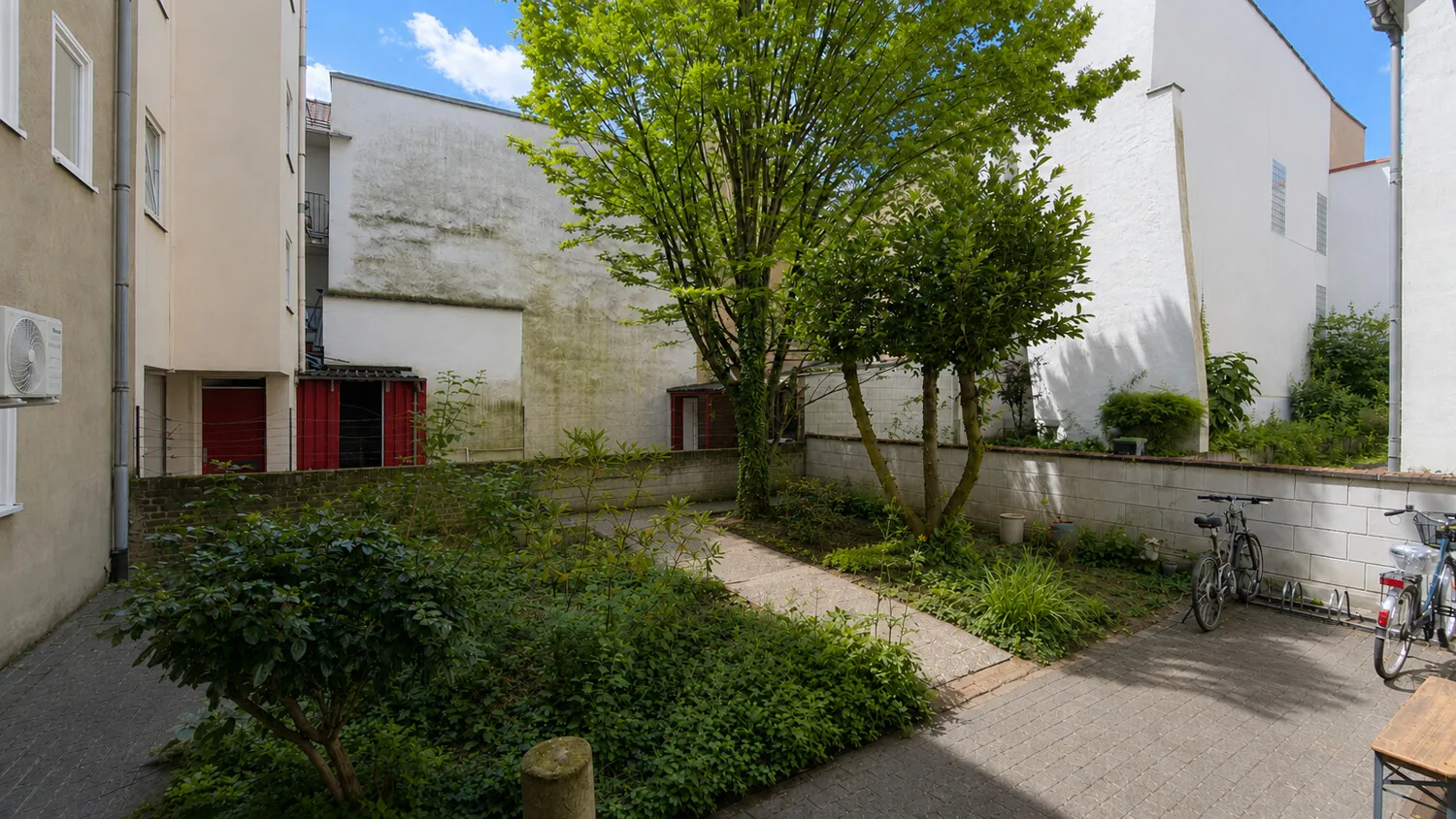 Begrünter Innenhof mit Fahrradstellplätzen