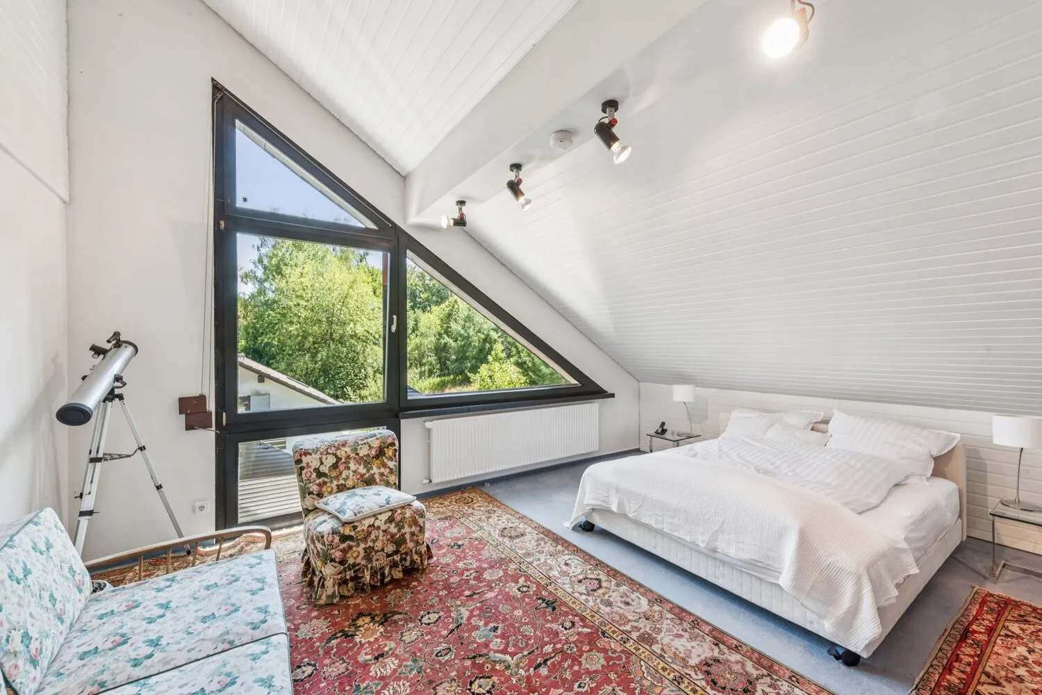 Beeindruckende Fensterarchitektur schafft ein einzigartiges Wohngefühl