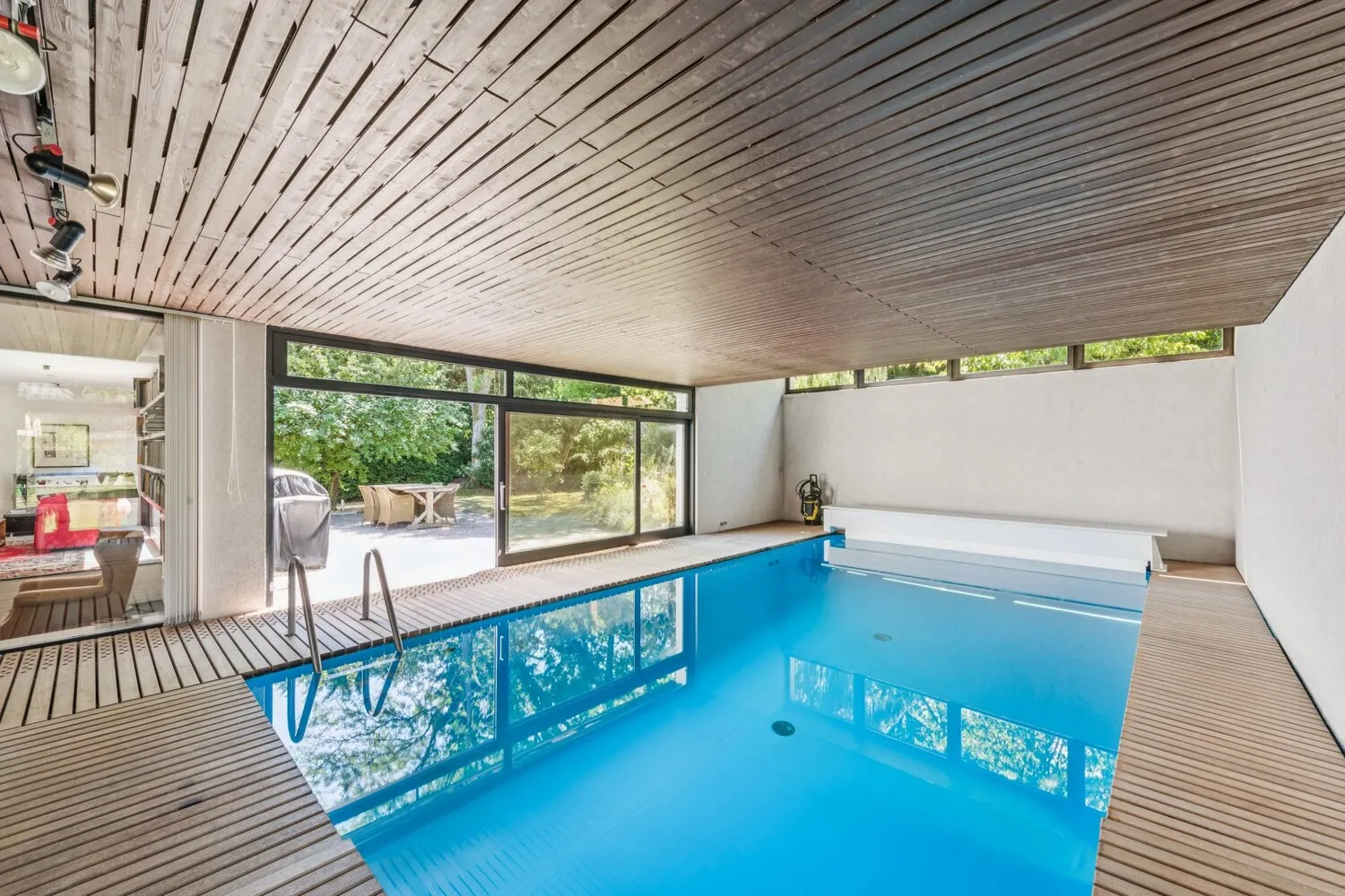 Indoor-Pool und Sauna für privaten Wellnesskomfort
