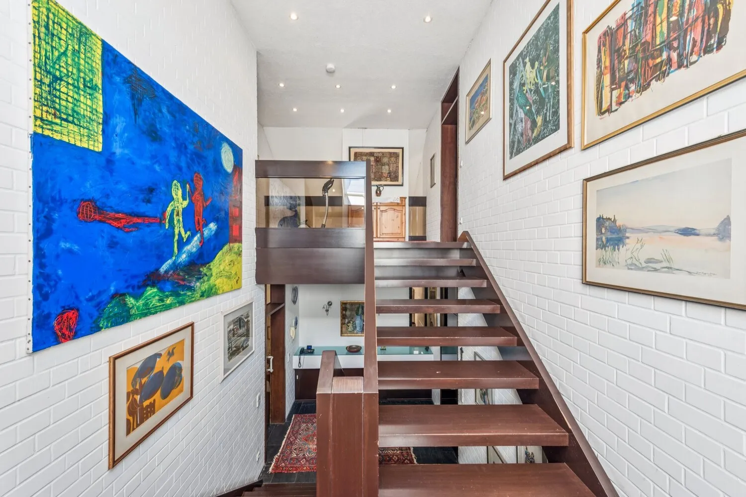 Die Split-Level-Architektur verleiht dem Haus seinen unverwechselbaren Charakter