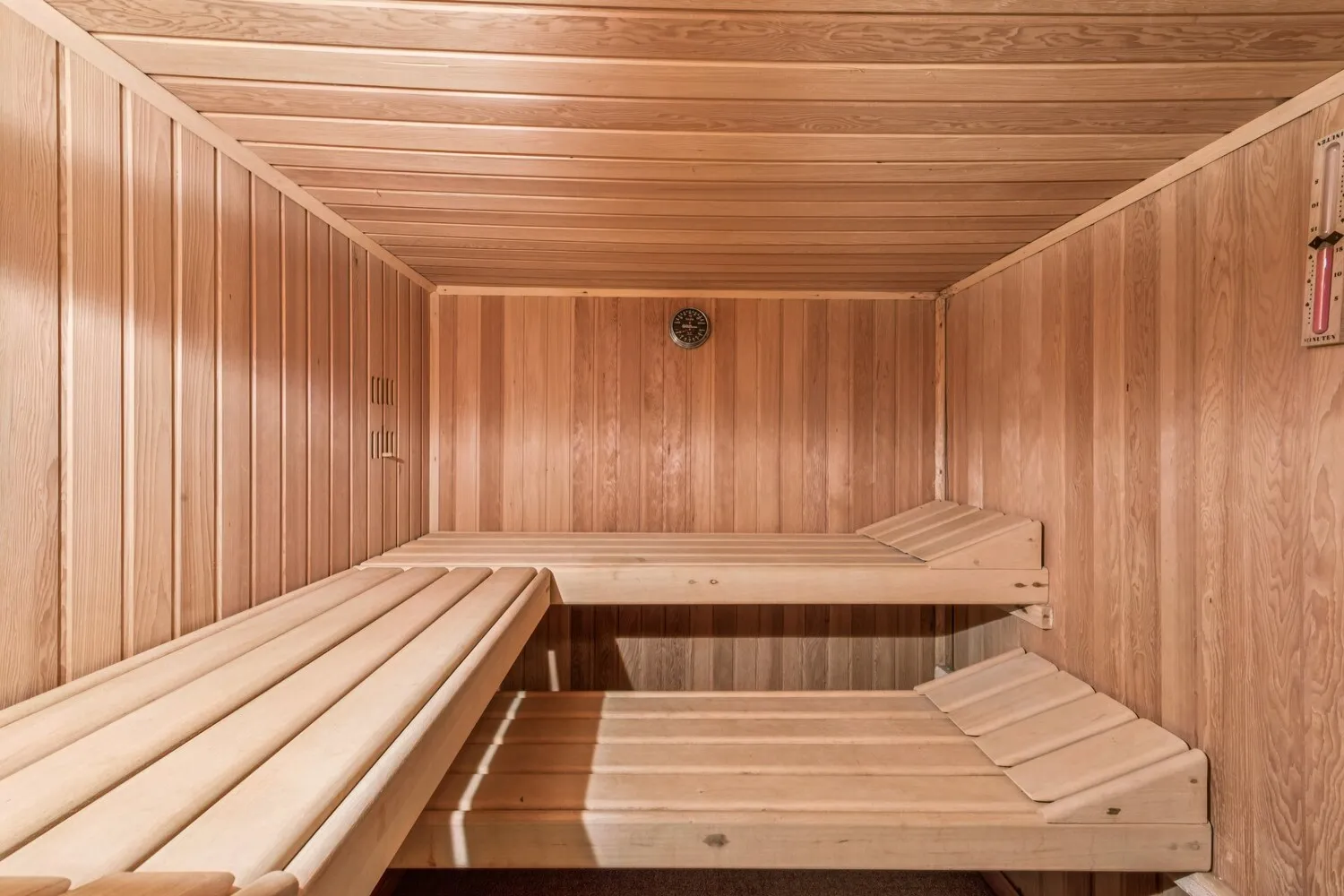 Sauna und Pool schaffen ein exklusives Wellnesserlebnis im eigenen Haus