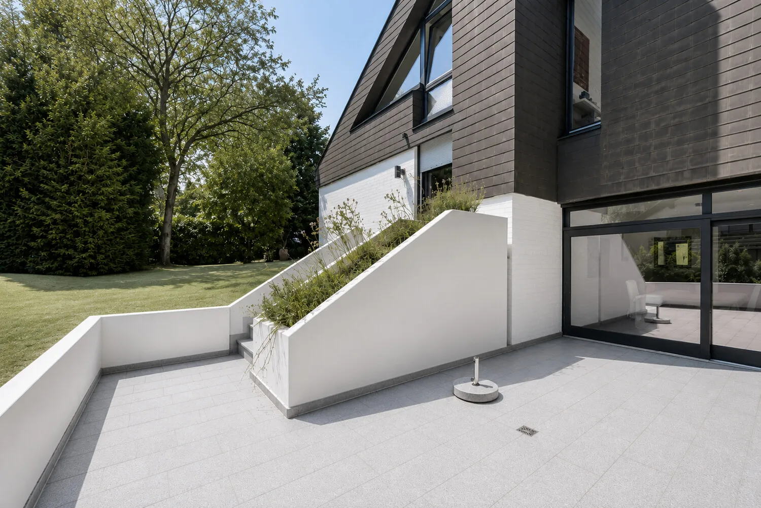 Großzügige Terrassenflächen schaffen eine perfekte Verbindung zwischen Küchen-und Außenbereich
