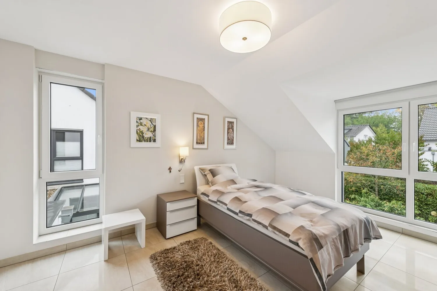 Lichtdurchflutetes Schlafzimmer mit großzügigen Fensterflächen