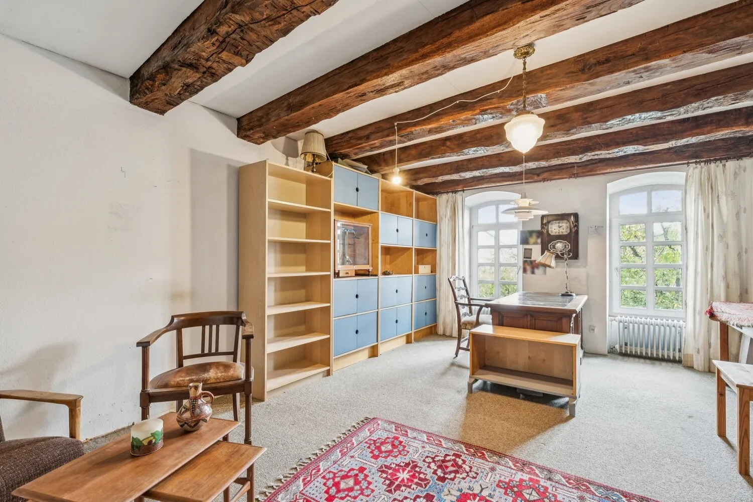 Großzügiges Büro mit sichtbarem historischem Gebälk