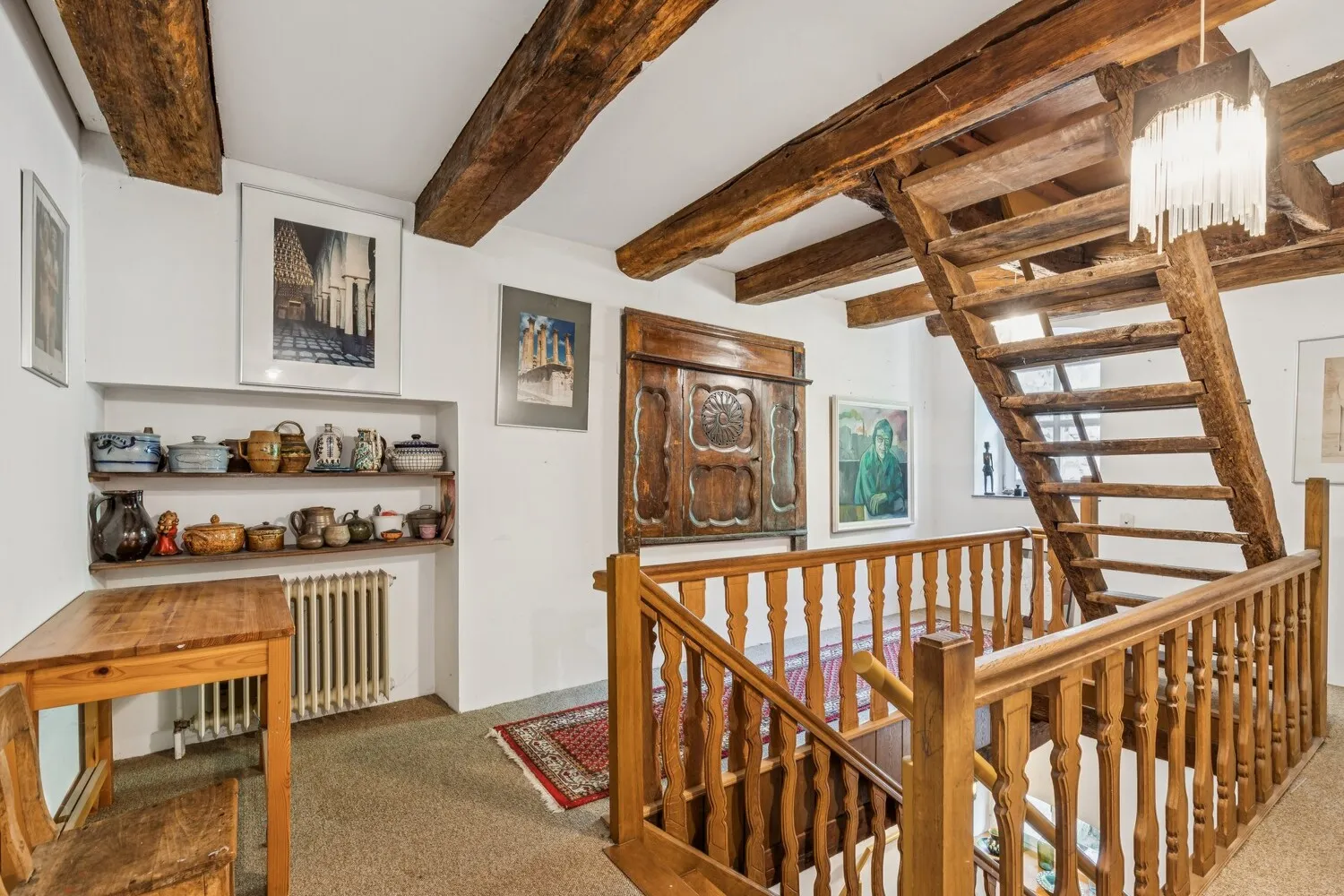 Repräsentative Holztreppe bis zum Dachspeicher