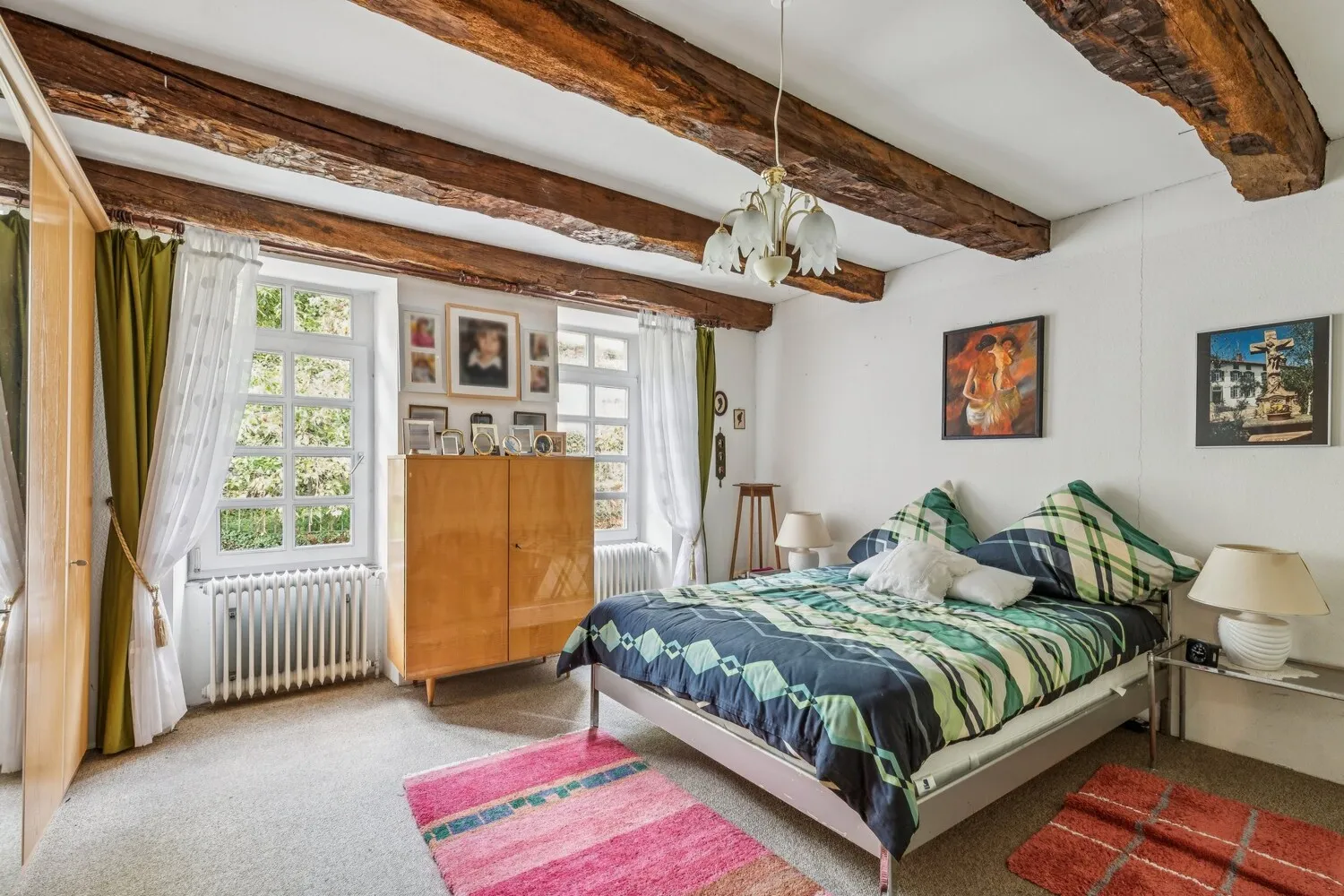 Großzügiges Schlafzimmer mit sichtbarem historischem Gebälk