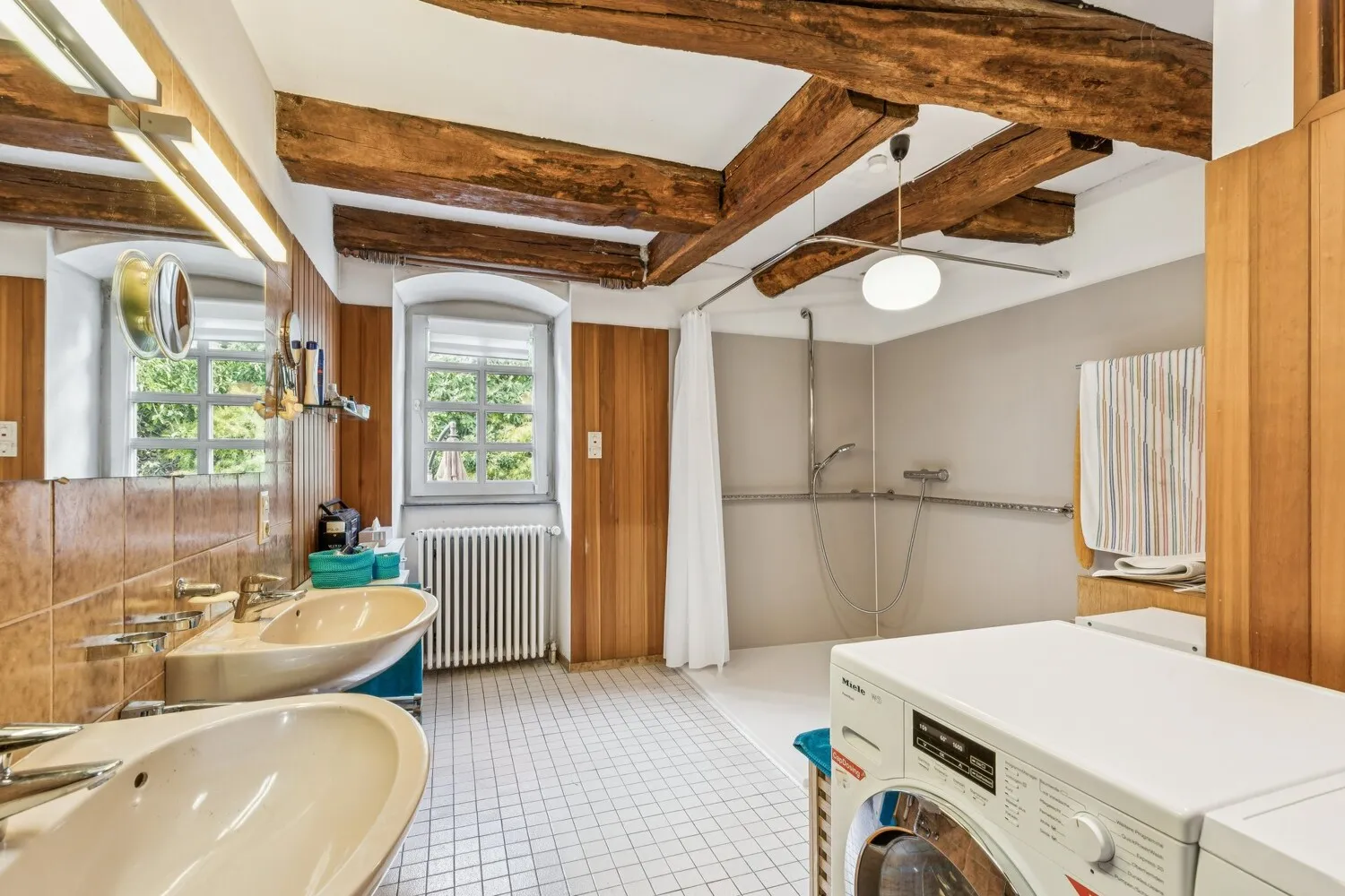 Geräumiges Badezimmer mit Dusche und Waschbereich