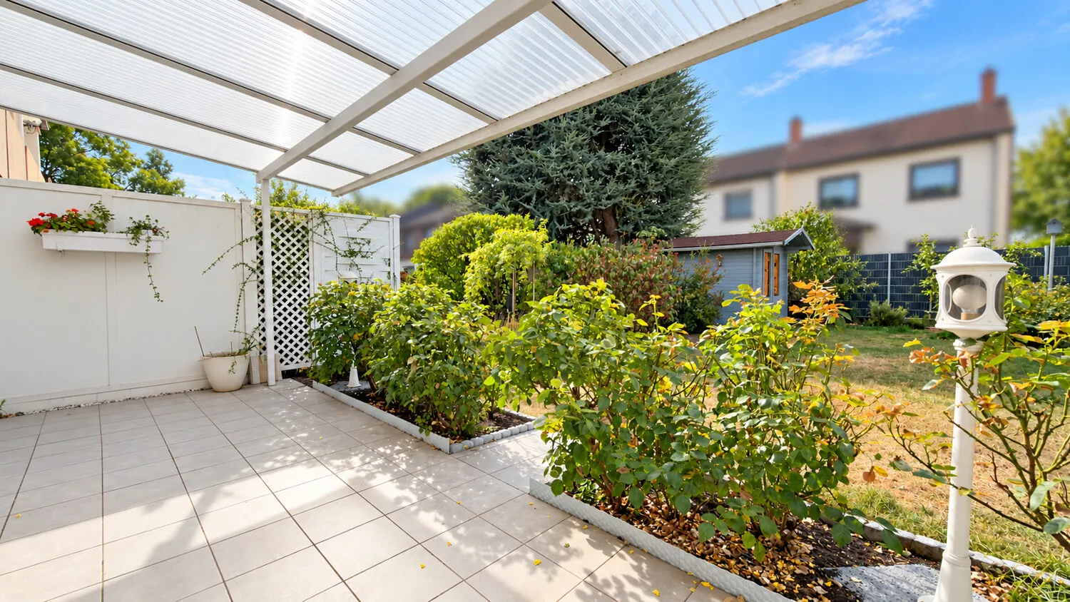 Überdachter Terrassenbereich mit Garten