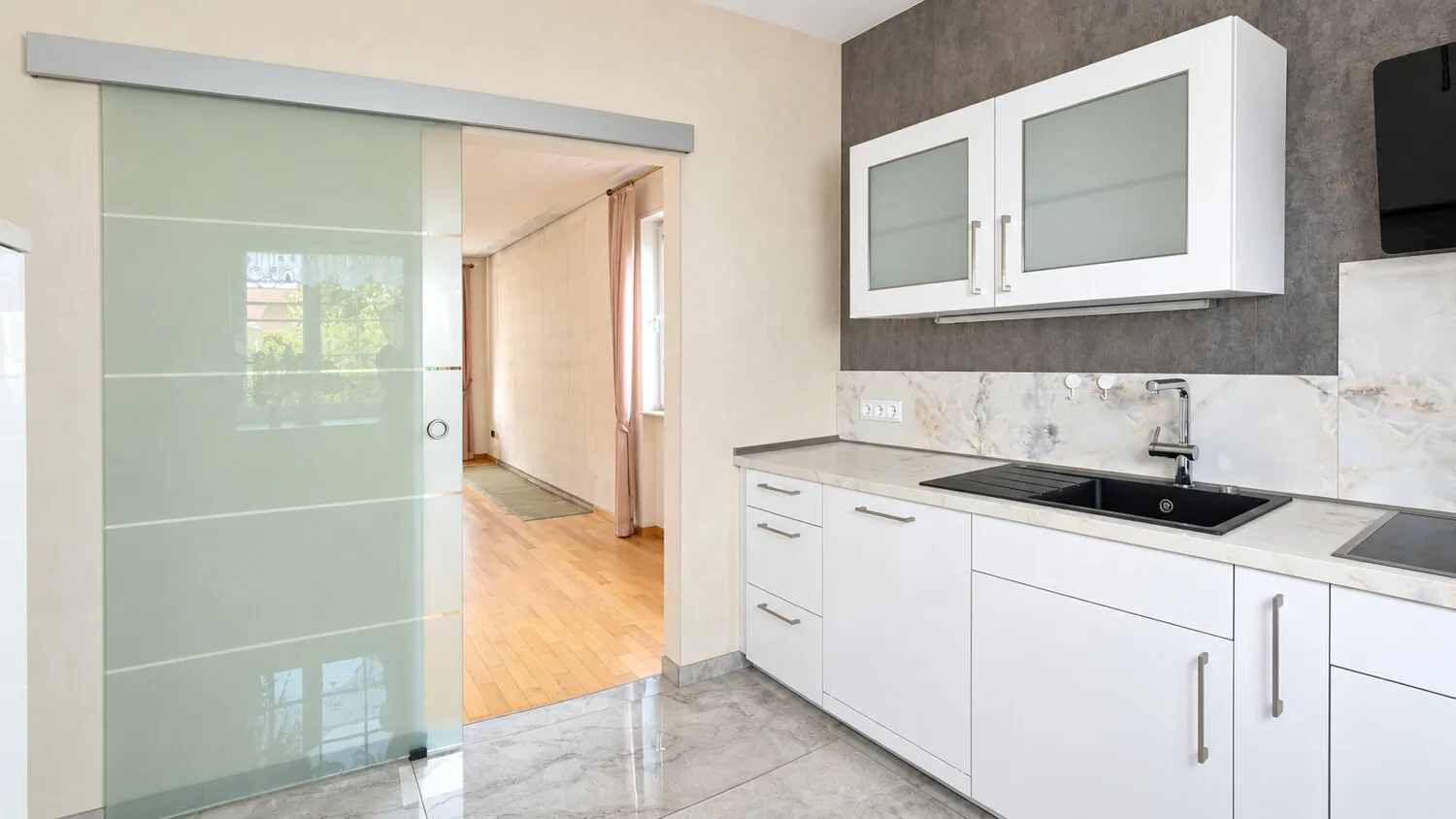 Moderne Küche mit eleganter Glasschiebetür