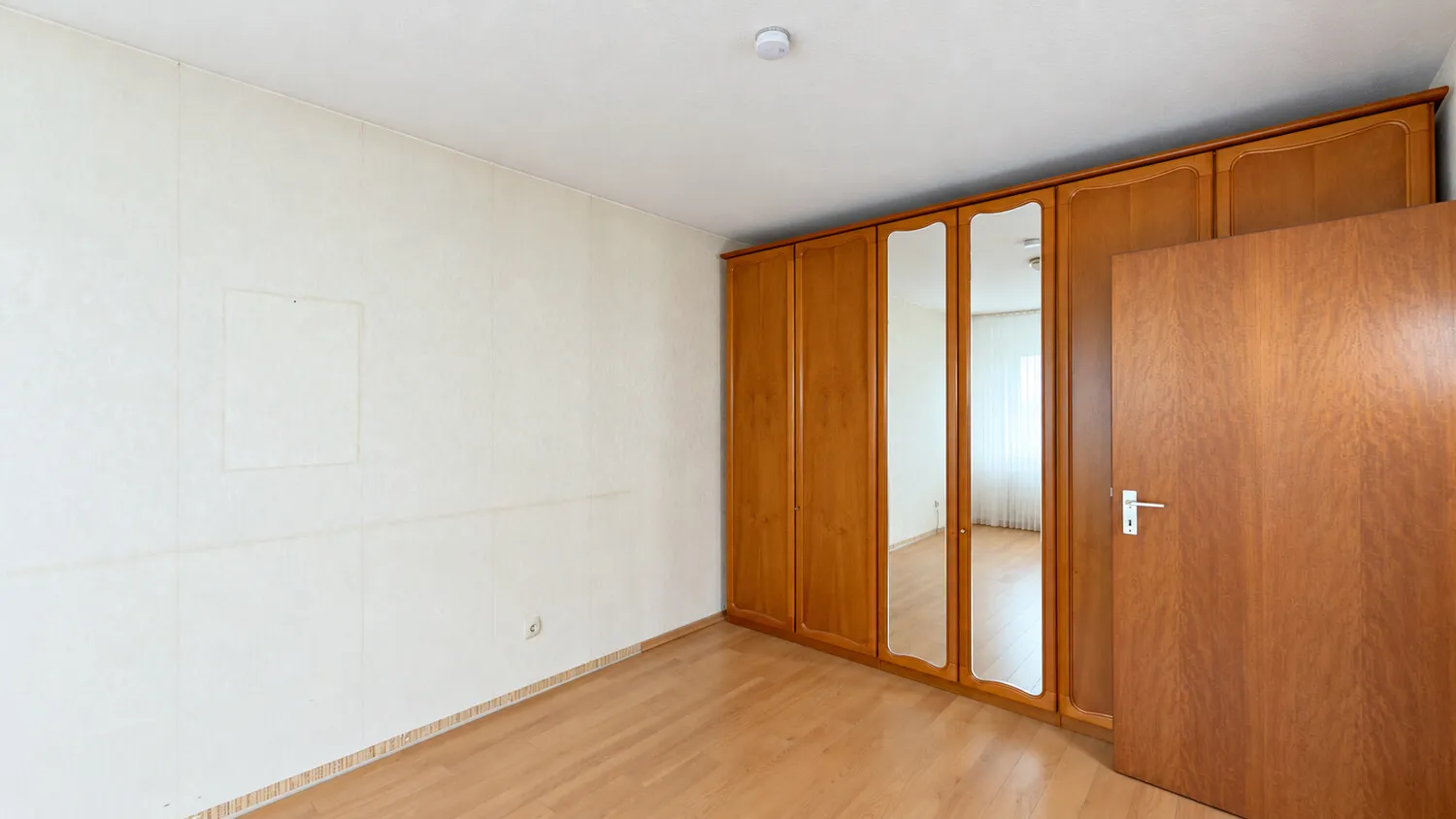 Helles und geräumiges Schlafzimmer