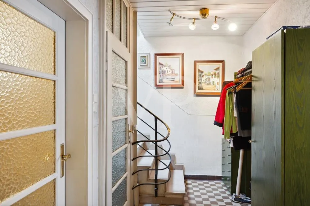 Eingang Wohnung mit Treppenaufgang ins OG