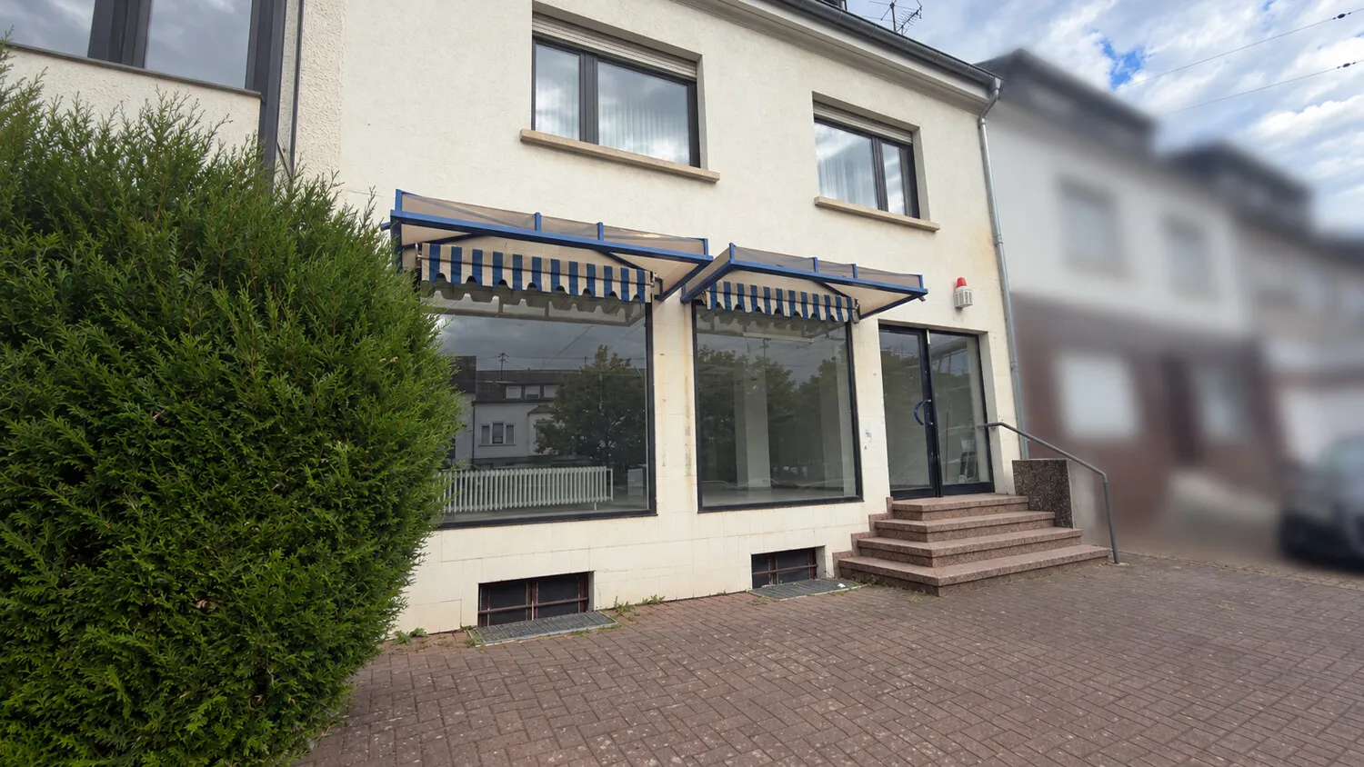 Straßenansicht und Parkplatz