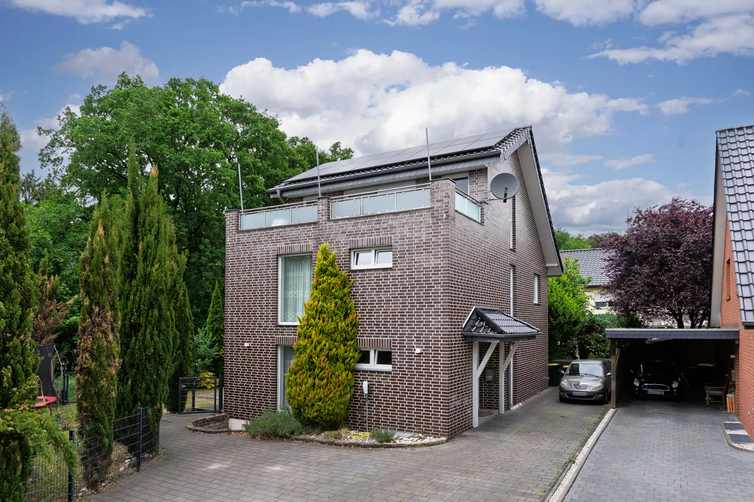 Bielefeld-Quelle: Stylish detached house with plenty of space! | Groundwater heat pump | Approx. 206 m² living space