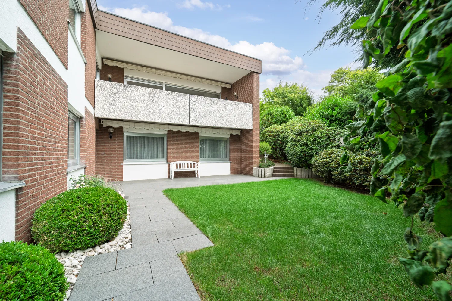 Bielefeld-Brackwede: very well-maintained detached house | popular location on a south-facing slope | approx. 203 m² | 6.5 rooms | garage
