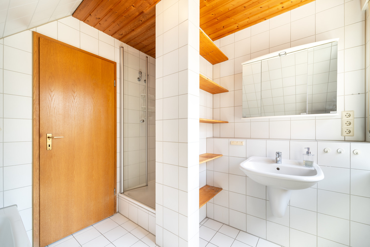 OG Badezimmer mir Badewanne + Dusche