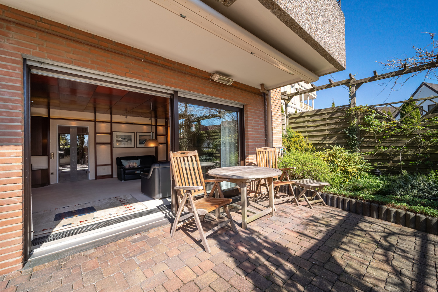 Private Terrasse und kleiner Garten