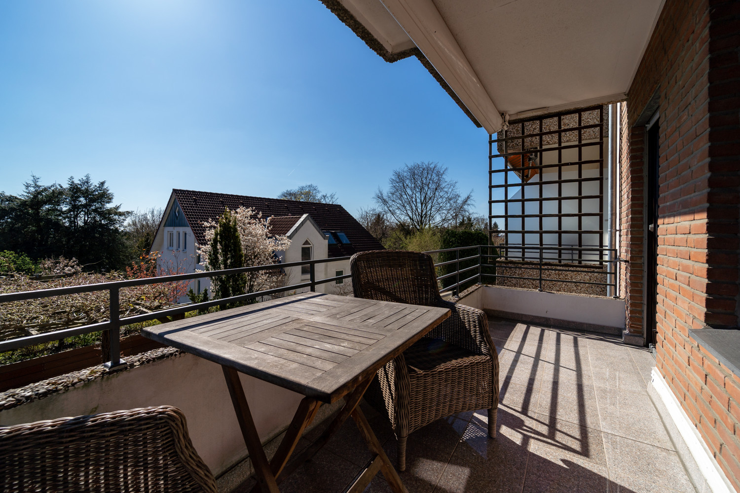 Sonniger Balkon im oberen Geschoss