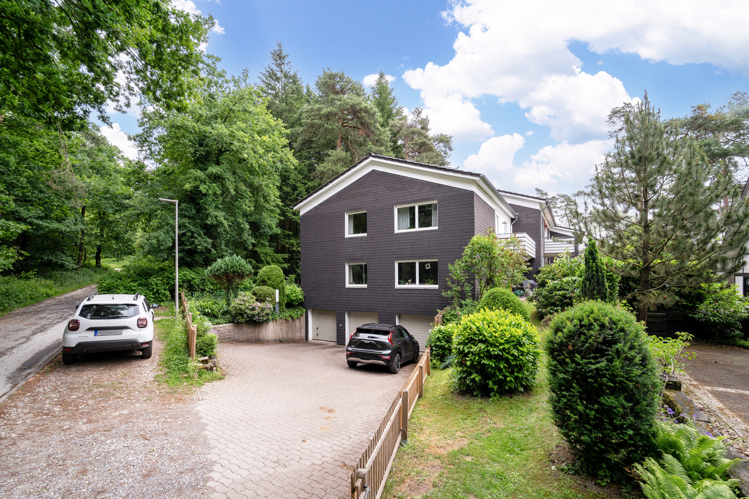 Außenaufnahme Straßenseite + Zugang um Wald