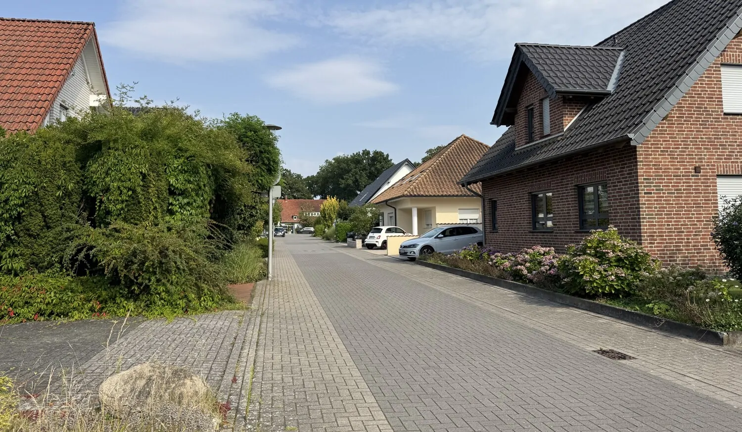 Ansicht Anliegerstraße und Einfahrt zum Grundstück