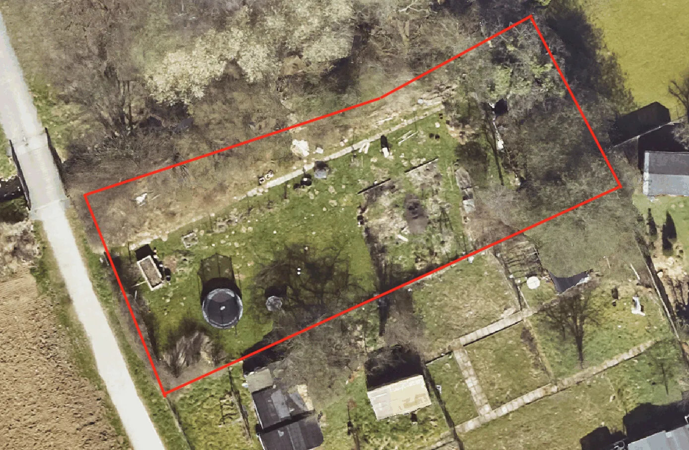 Luftbild mit grober roten Einzeichnung des Grundstücke Quelle: © Stadt Bielefeld, Amt für Geoinformation und Kataster (CC BY 4.0).