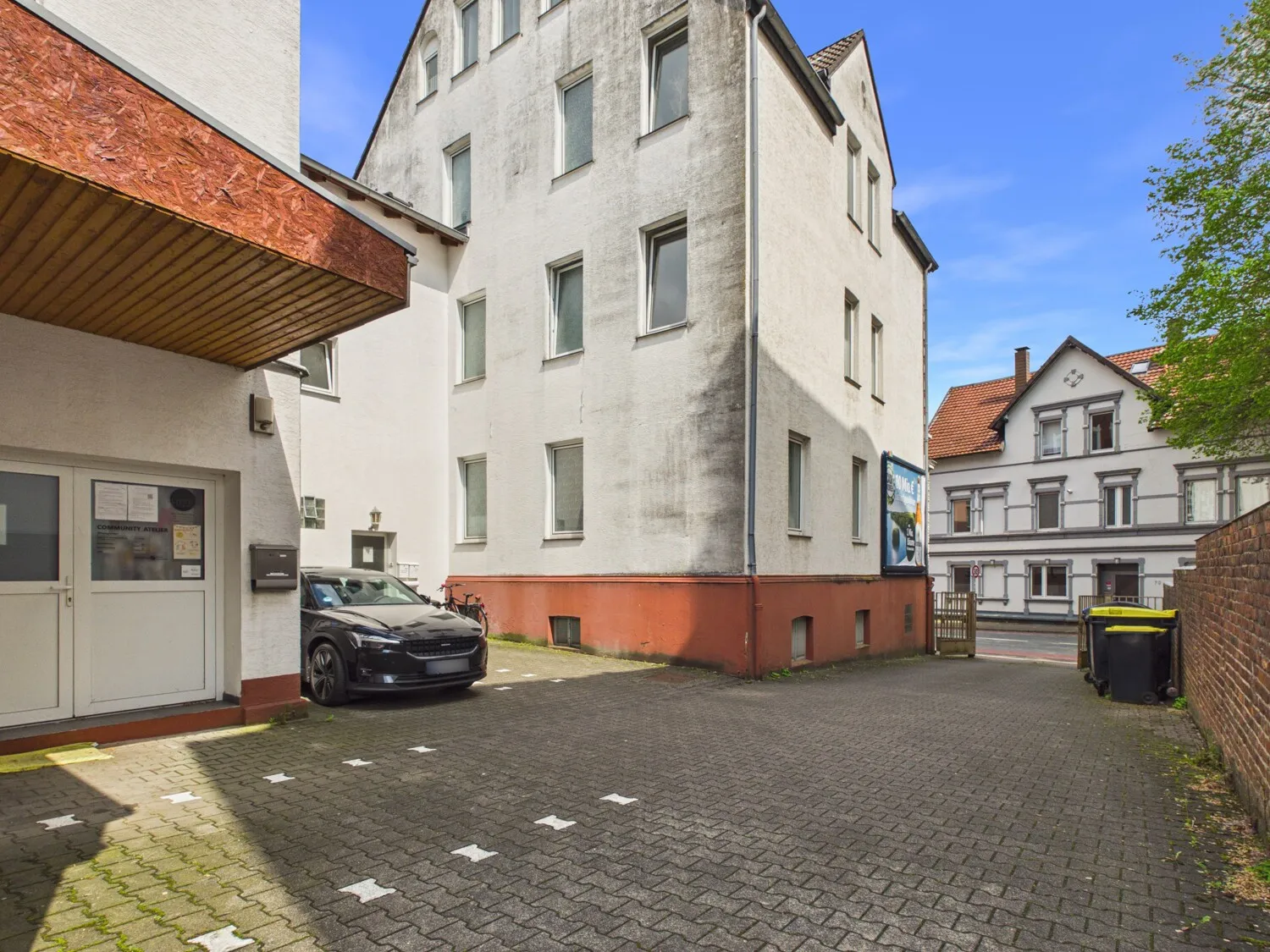 Außenansicht Zwischenbau + Parkplätze